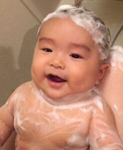 赤ちゃん入浴姿