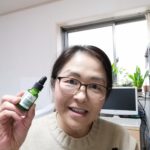 CBDオイルを手に持った女性