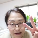 2滴を手で表現している女性