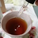 お茶にCBDオイルを投入