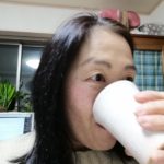 CBDオイルを入れたお茶を飲んでいる女性