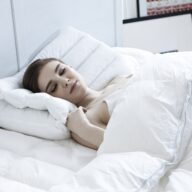 スキンケアと生活習慣・睡眠との関係とは？美肌のための注意点を紹介