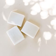 石鹸で洗顔するメリットとは？洗顔フォームとの違いも紹介