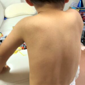 綺麗な子供の背中