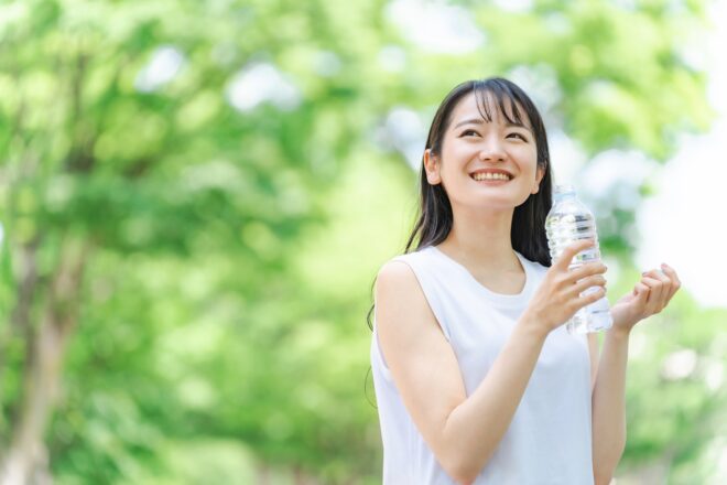日常生活の習慣を整えて美白肌になった女性のイメージ