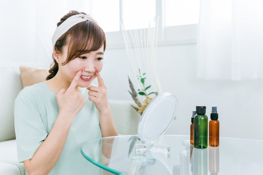 シワが消えないのでアンチエイジングケアに取り組む女性