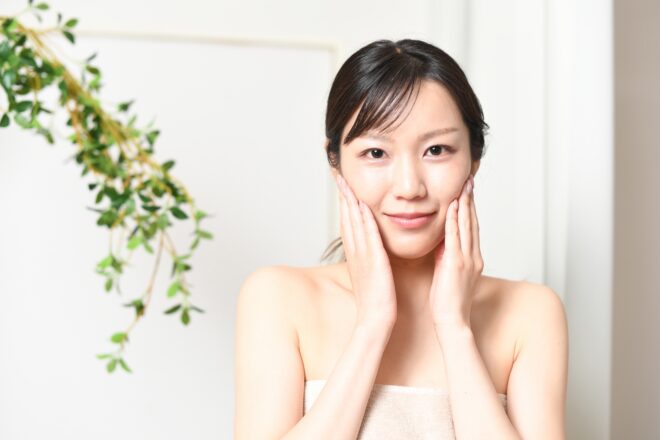お風呂上りにルーティンの美白ケアをする女性のイメージ