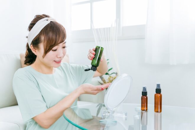顔の美白ケアをする女性のイメージ