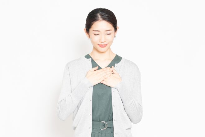 胸に手を当ててメンタルをセルフケアする女性のイメージ