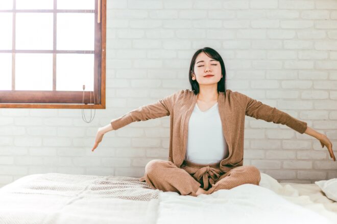 深呼吸をしてメンタルを落ち着かせる女性のイメージ