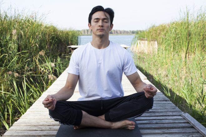 瞑想でメンタルトレーニングをする40代男性のイメージ