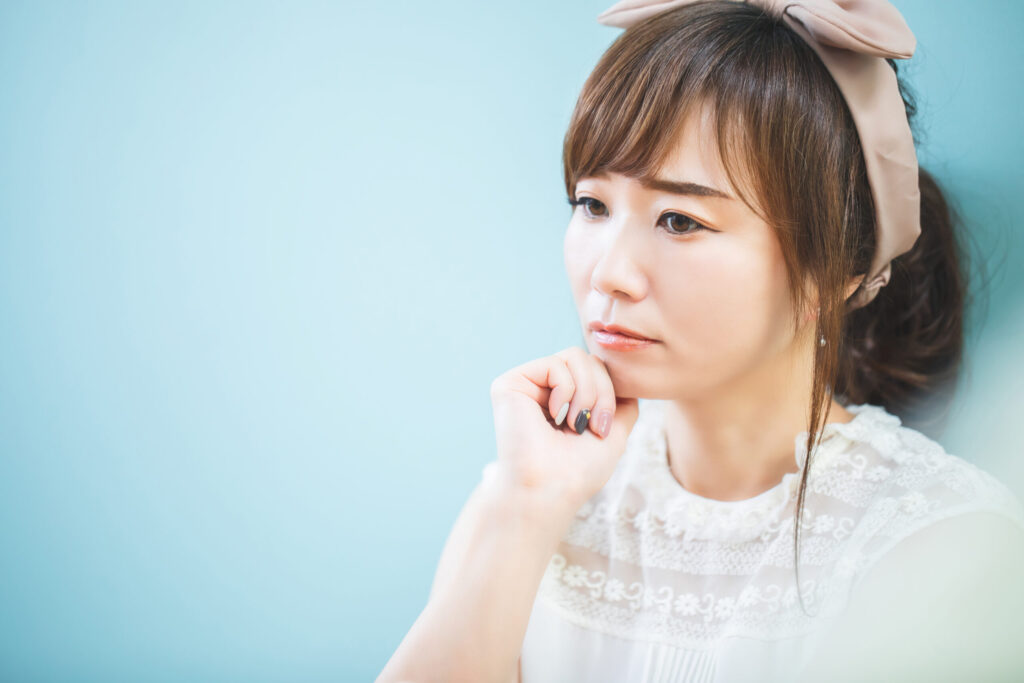 アンチエイジングケアを始める年齢は何歳か考える女性