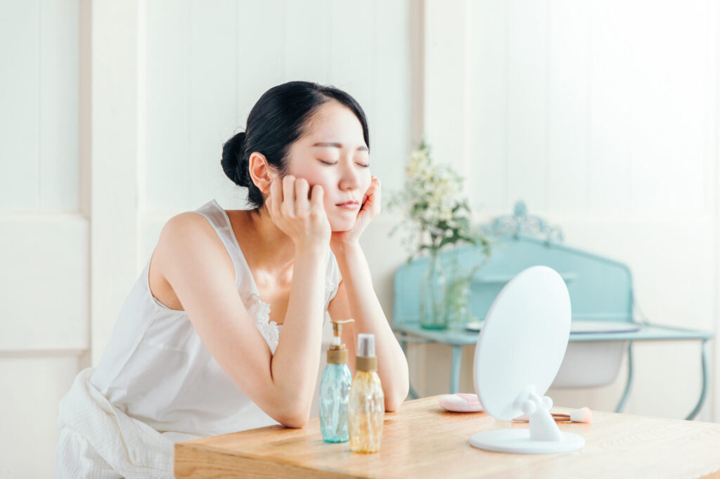 シワが消えないと悩む女性