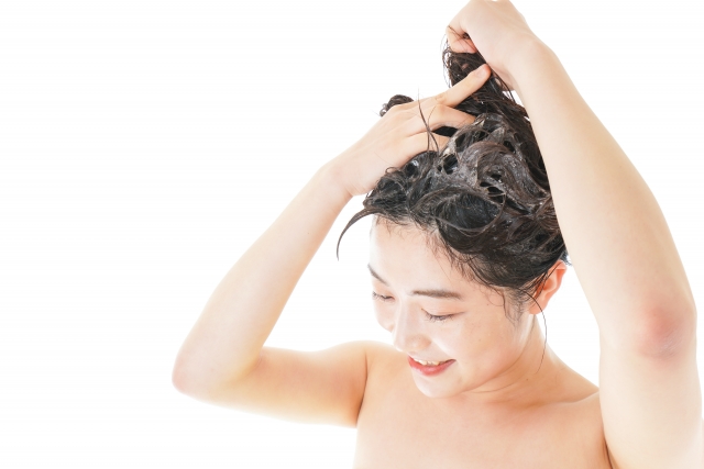 薄毛の予防を意識しながらシャンプーをする女性