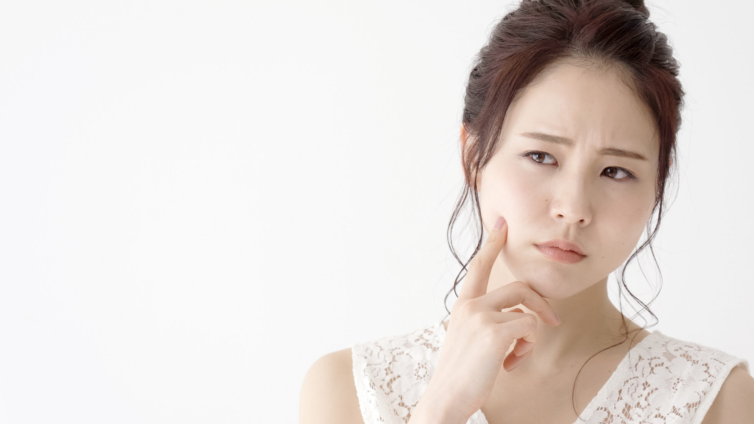 顔のトラブルを悩んでいる女性